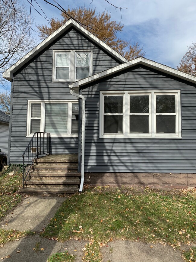 372 Orchard Ave in Muskegon, MI - Foto de edificio - Building Photo