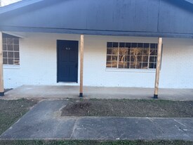 910 Moran St in Bay Minette, AL - Building Photo