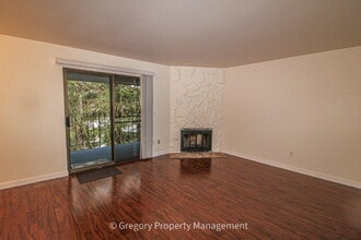 12029 100th Ave NE in Kirkland, WA - Foto de edificio - Building Photo