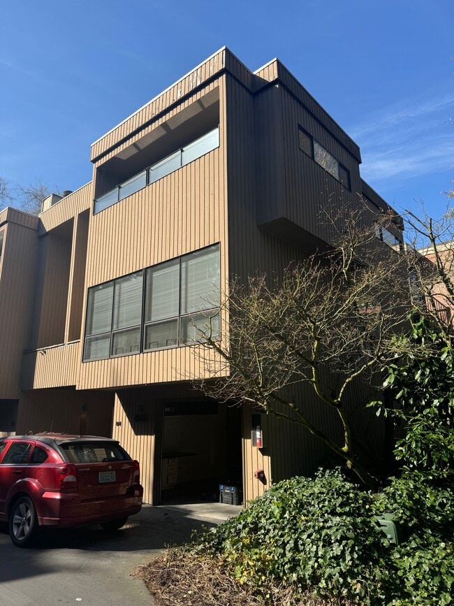 1411 N 200th St, Unit D-1 in Shoreline, WA - Building Photo - Building Photo