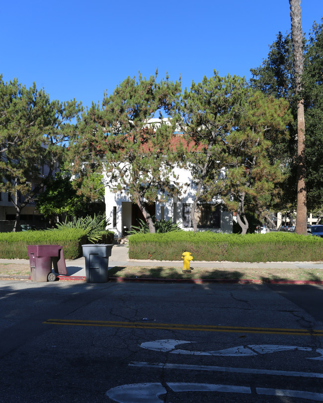 345 N Louise St in Glendale, CA - Foto de edificio - Building Photo