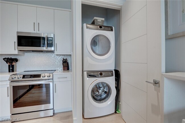 101 8th St S in Naples, FL - Foto de edificio - Building Photo