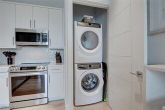 101 8th St S in Naples, FL - Building Photo - Building Photo
