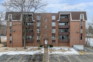 Park Royal in Wood Dale, IL - Building Photo