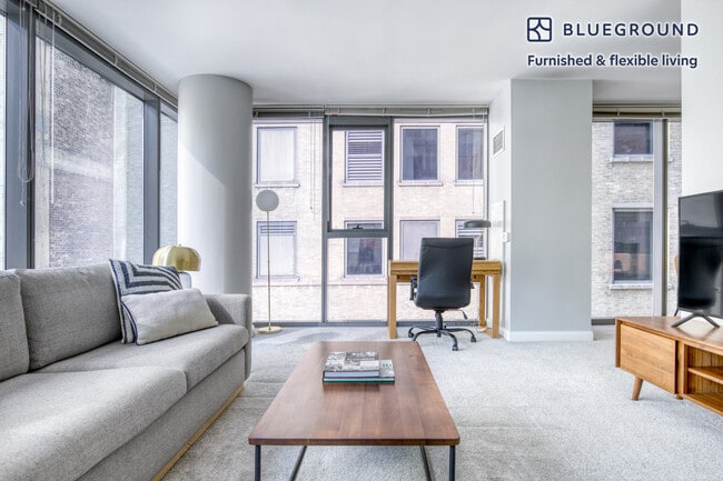 210 N Wells St in Chicago, IL - Building Photo - Building Photo