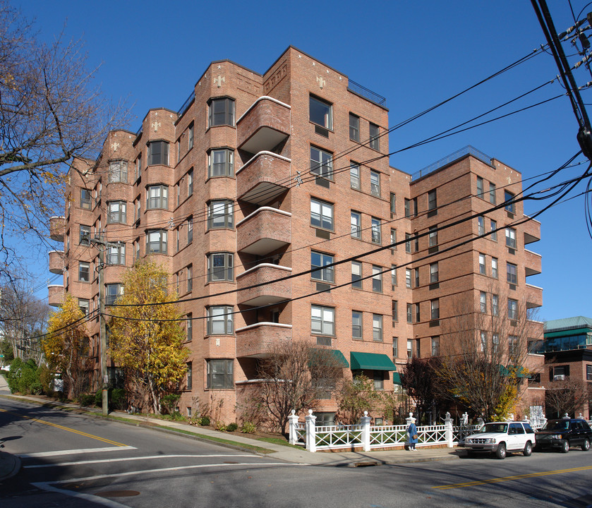 Winthrop House in Greenwich, CT - Building Photo