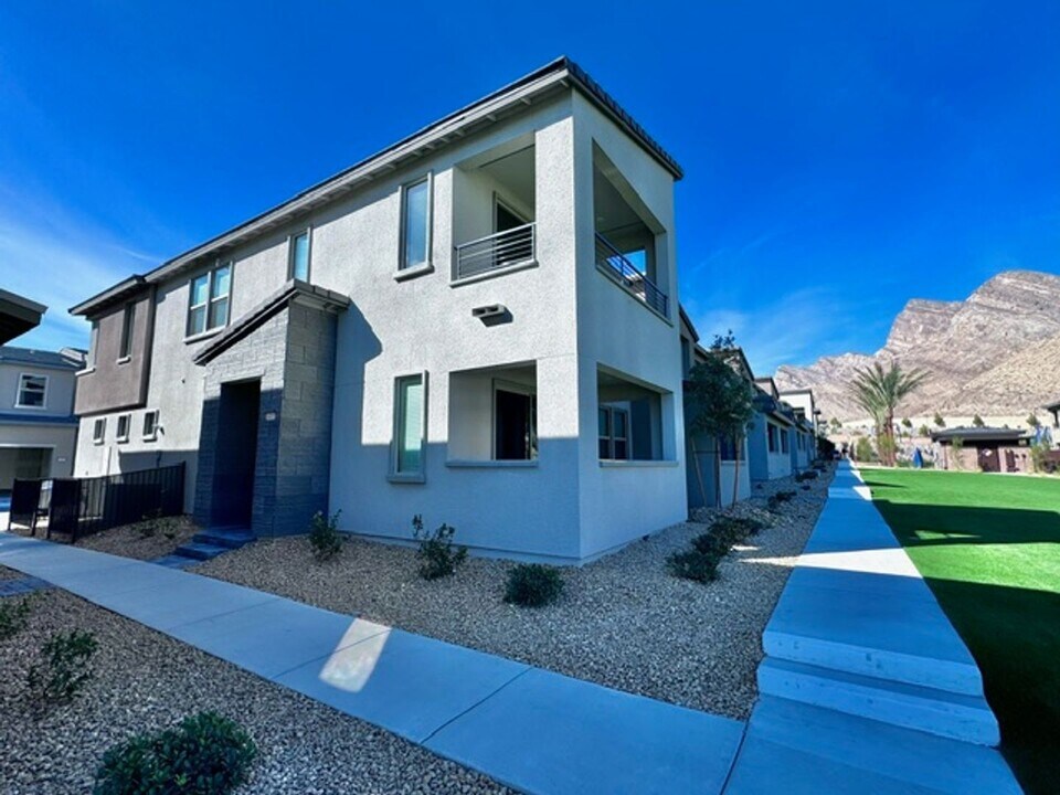 11422 Ethereal Lndg Ave in Las Vegas, NV - Building Photo