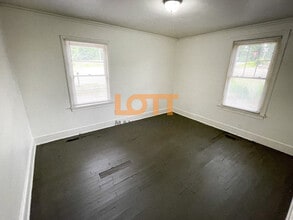110 W Main St in Greenville, SC - Building Photo - Building Photo