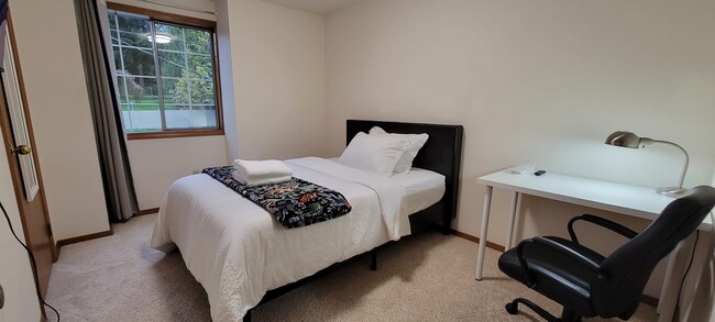 19925 Wallingford Ave N in Shoreline, WA - Foto de edificio - Building Photo