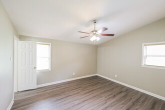 927 W Lakeview Cir in Clinton, MS - Building Photo - Building Photo