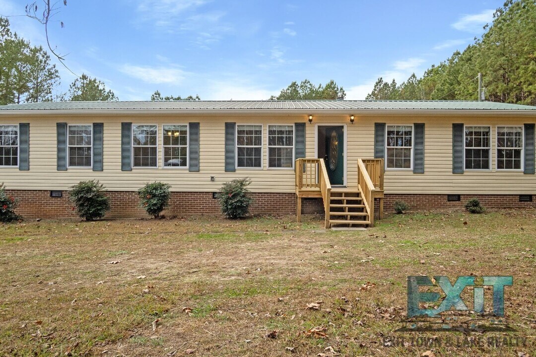 945 S Hill Rd in Kenbridge, VA - Building Photo