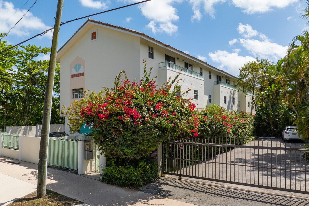 Riverview Landings Condominium in Miami, FL - Building Photo