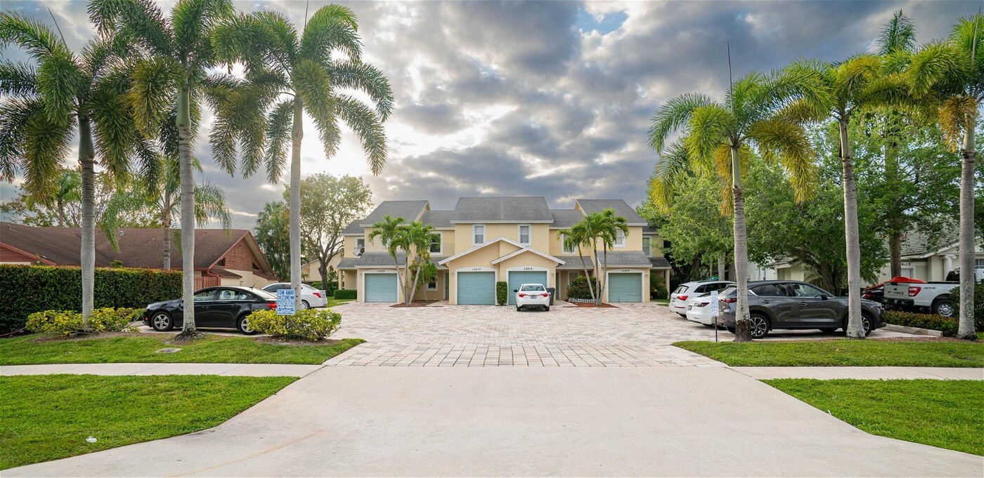 13817 Yarmouth Dr in Wellington, FL - Foto de edificio