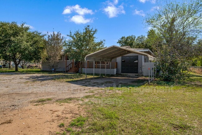7590 New Sulphur Springs Rd in San Antonio, TX - Building Photo - Building Photo