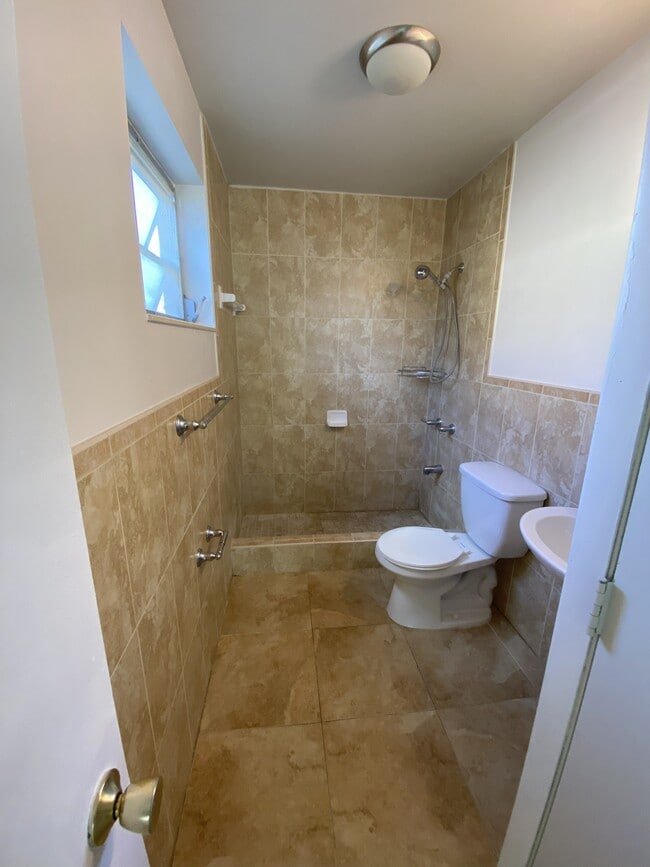 5355 W 5th Ave, Unit 1 Bedroom in Hialeah, FL - Foto de edificio - Building Photo