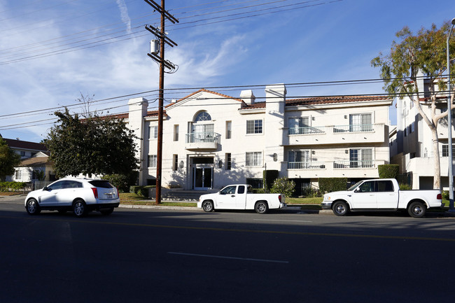 14749 Magnolia Blvd in Van Nuys, CA - Building Photo - Primary Photo