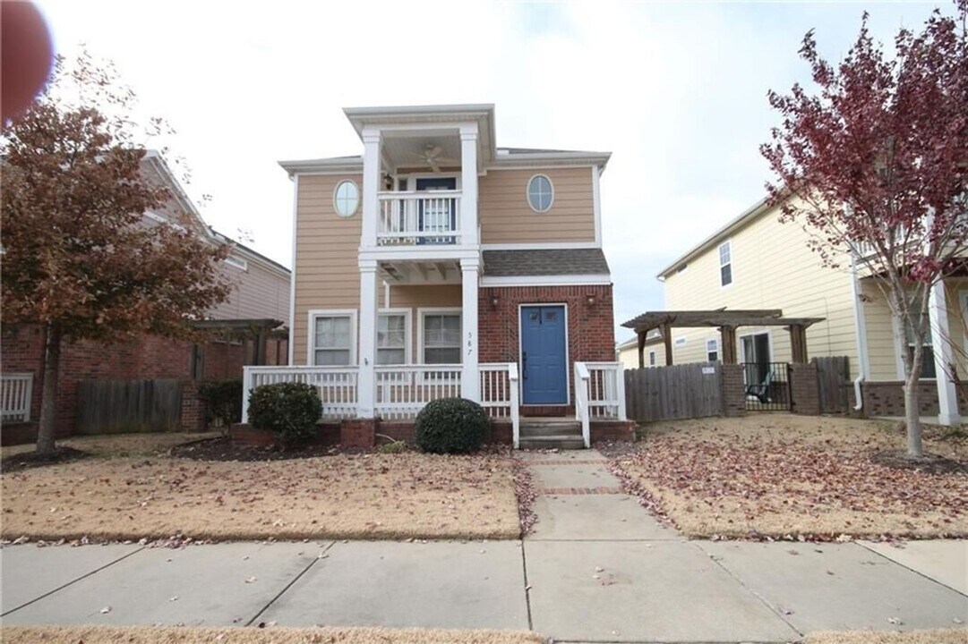 587 N Tennyson Ln in Fayetteville, AR - Building Photo