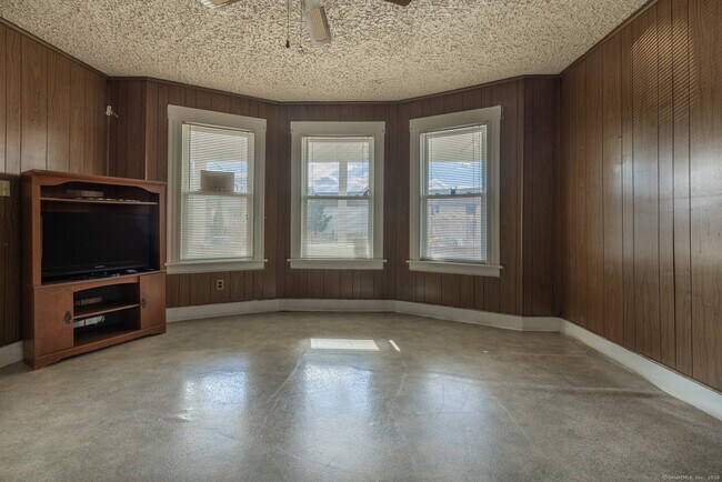 46 Wordin Ave in Bridgeport, CT - Foto de edificio - Building Photo