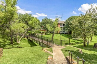 Foxwood in Austin, TX - Foto de edificio - Building Photo