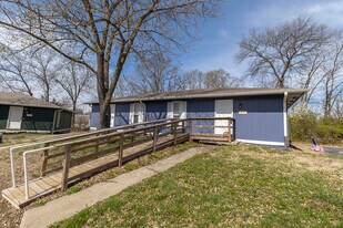 215 Wheaton Ct in Columbia, MO - Building Photo