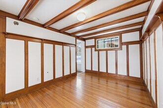 106 Lawrence St in Saratoga Springs, NY - Building Photo - Building Photo