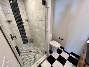 61555 SE Alstrup Rd in Bend, OR - Foto de edificio - Building Photo