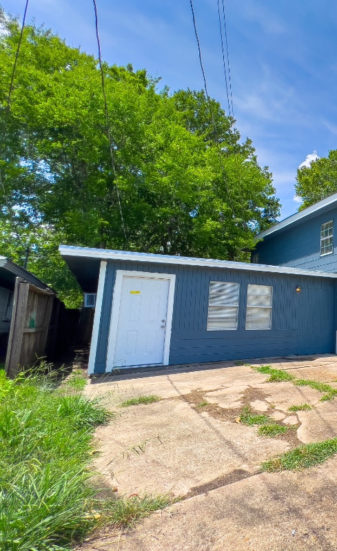 1205 Milam St in Liberty, TX - Building Photo - Building Photo