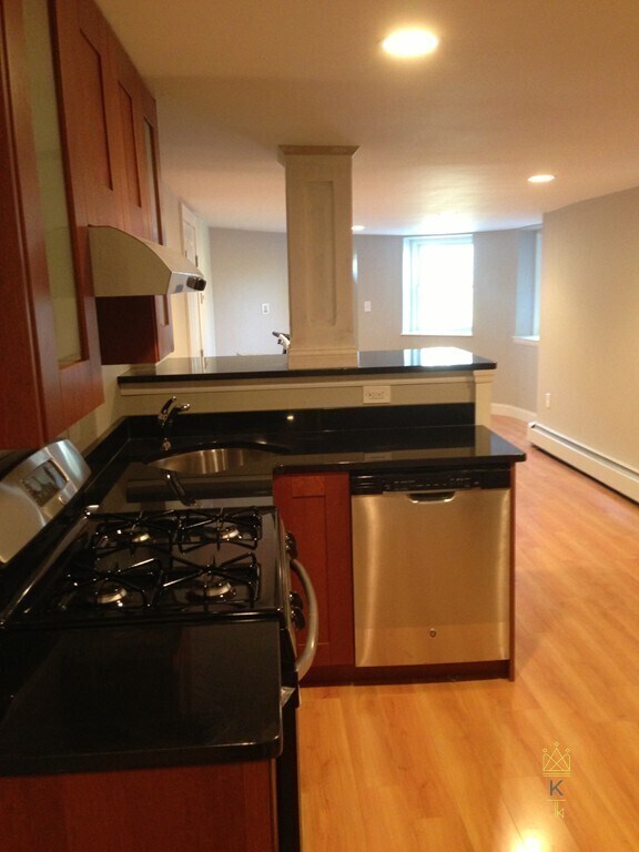 672 Washington St, Unit A in Brookline, MA - Foto de edificio - Building Photo