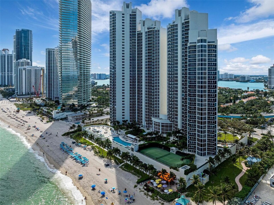 19111 Collins Ave in Sunny Isles Beach, FL - Building Photo