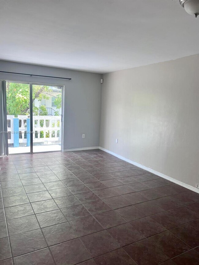 7820 NE Bayshore Ct in Miami, FL - Building Photo - Building Photo