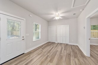 4115 SW 15 Pl in Gainesville, FL - Foto de edificio - Building Photo