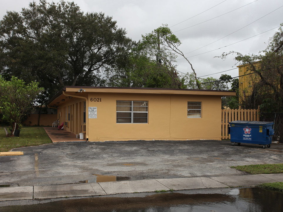 6021 Polk St in Hollywood, FL - Building Photo