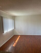 21707 Roscoe Blvd in Los Angeles, CA - Building Photo
