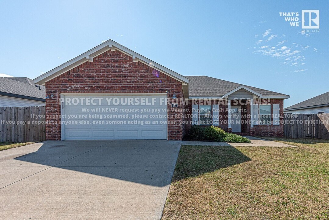 211 Grove Ln in Centerton, AR - Building Photo