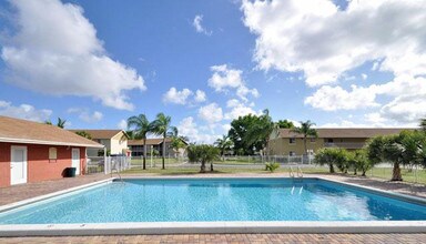 Villas at Palm Beach in West Palm Beach, FL - Foto de edificio - Building Photo