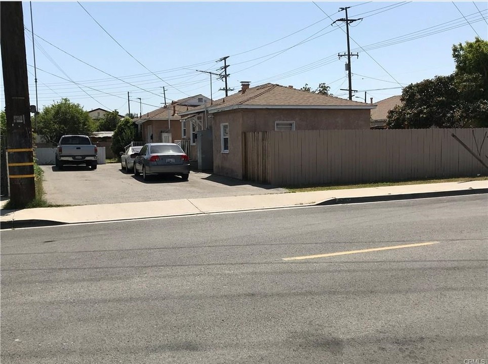 11868 Hewes St in Orange, CA - Building Photo