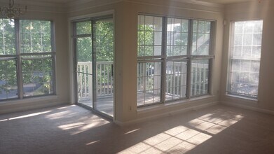 8136 Bayonet Way, Unit 203 in Manassas, VA - Foto de edificio - Building Photo