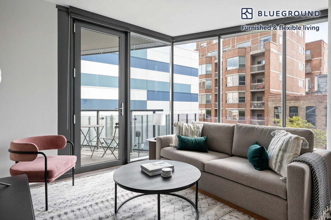 730 W Couch Pl in Chicago, IL - Building Photo