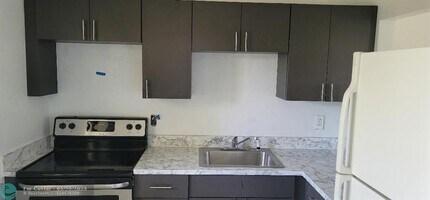 18257 NW 23rd Ave-Unit -4 in Miami Gardens, FL - Building Photo - Building Photo