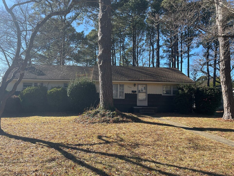 7025 Suburban Arch in Norfolk, VA - Foto de edificio