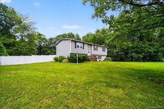 226 Knoth Rd in Wallkill, NY - Foto de edificio - Building Photo
