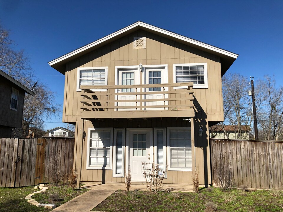 707 Chalet Ct in College Station, TX - Foto de edificio