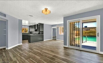 1056 E Oakey Blvd in Las Vegas, NV - Building Photo - Building Photo