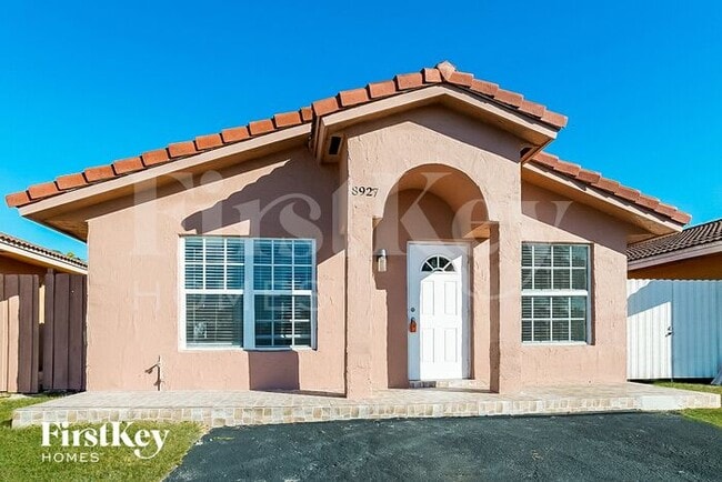 8927 NW 114th St in Hialeah Gardens, FL - Building Photo - Building Photo