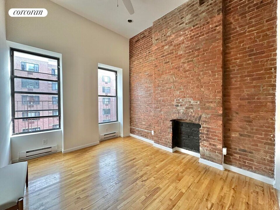 215 E 118th St in New York, NY - Building Photo