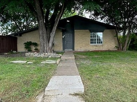 228 Elmwood Dr in Garland, TX - Building Photo