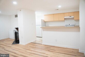 4451 Pembrook Village Dr in Alexandria, VA - Foto de edificio - Building Photo