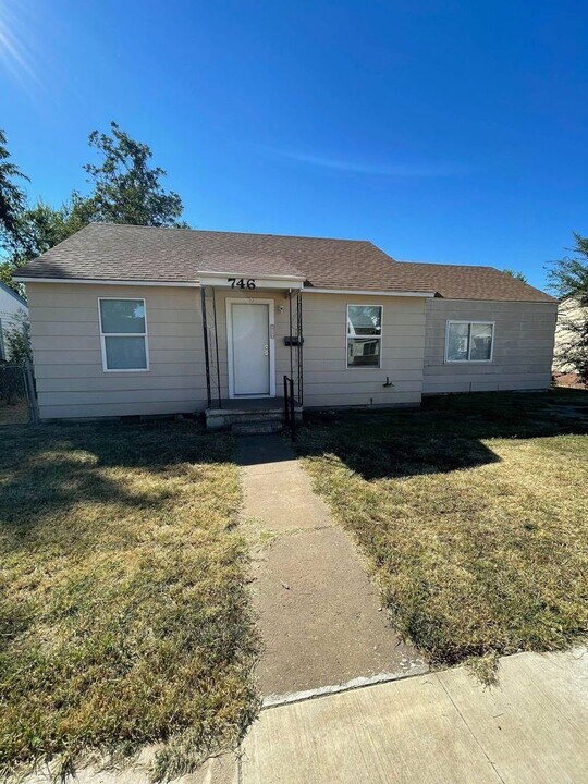 746 N 12th St in Enid, OK - Building Photo