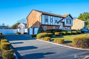 22 O Loughlin Dr in South Plainfield, NJ - Building Photo