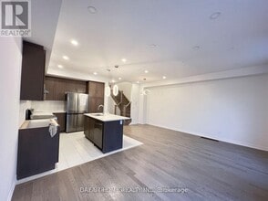 8 Brofarm Ln in Whitchurch-Stouffville, ON - Building Photo - Building Photo